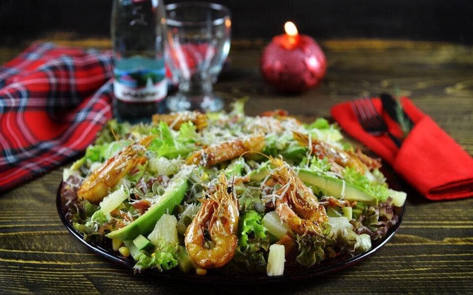 Салат с креветками и манго 