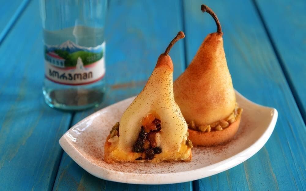 Aromatic pear tart with spices 