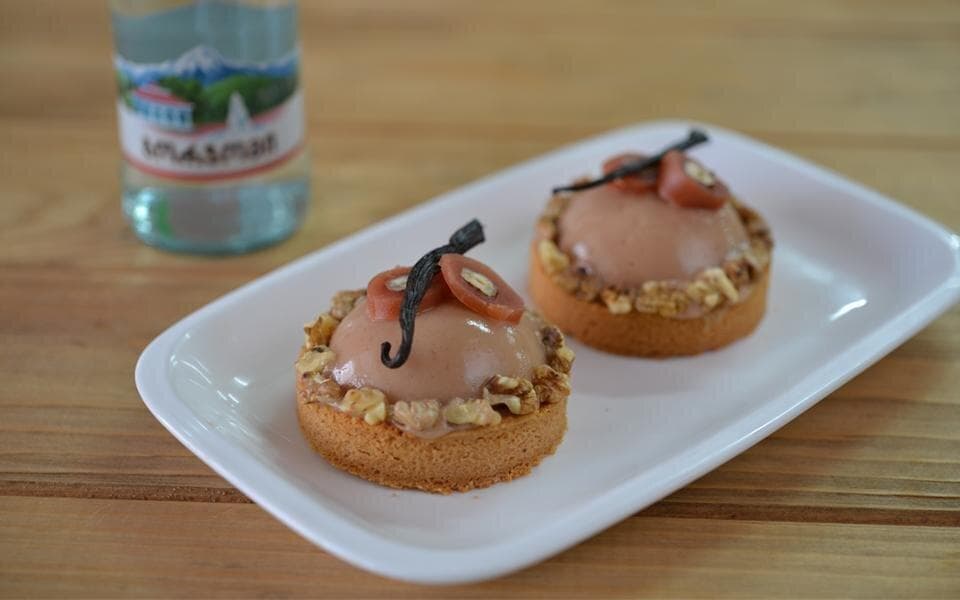 Almond tart with pelamushi