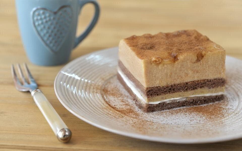 Apple and caramel cake 