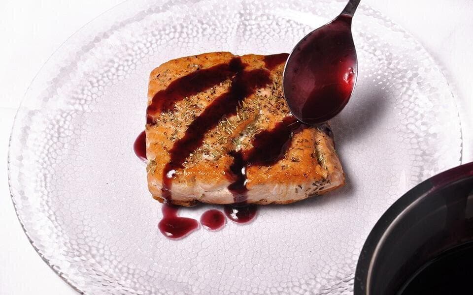 Salmon with wine sauce